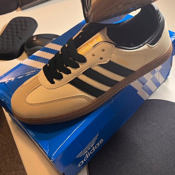 NWT Women's Adidas Tan and Black Casual Samba Style Sneakers Size 6.5 (7) - Picture 3 of 6